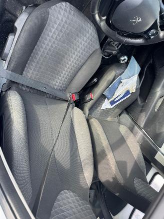 Peugeot 108 1.0 e-VTi Allure picture 16