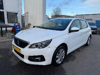 damaged passenger cars Peugeot 308 1.2 PureTech Blue Lease Active 2020/10