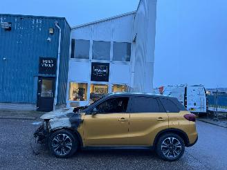Damaged car Suzuki Vitara 1.4 Boosterjet Style Smart Hybrid BJ 2023 61.000 KM 2023/4