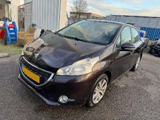 uszkodzony samochody osobowe Peugeot 208 1.2 VTi Blue Lease 2012/8