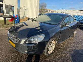 krockskadad bil auto Volvo S-60 2.0T Intro Edition BJ 2011 223.153 KM 2011/1