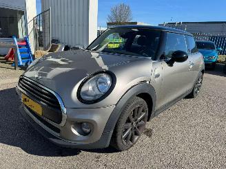 Schadeauto Mini Cooper 1.5 Cooper Business 2016/6