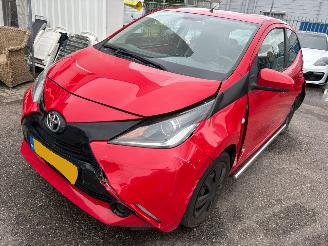 škoda osobní automobily Toyota Aygo 1.0 VVT-i x-play 2014/10