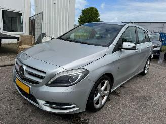 krockskadad bil auto Mercedes B-klasse 180 AUTOMAAT Ambition 2014/3
