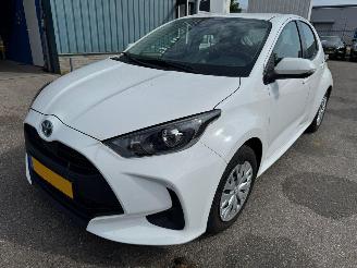 Damaged car Toyota Yaris 1.5 AUTOMAAT Hybrid Active 2021/8