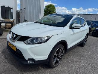 damaged passenger cars Nissan Qashqai 1.2 Tekna 2014/9