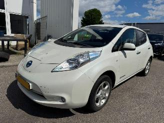 damaged passenger cars Nissan Leaf Nissan LEAF Tekna Limited Edition 24 kWh 2016/3