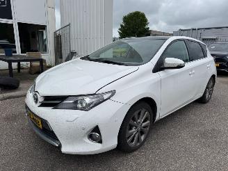 damaged passenger cars Toyota Auris 1.8 AUTOMAAT Hybrid Executive 2013/8