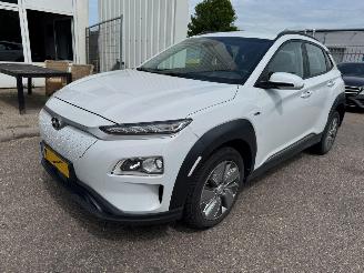 damaged passenger cars Hyundai Kona EV Comfort 64 kWh 2020/12