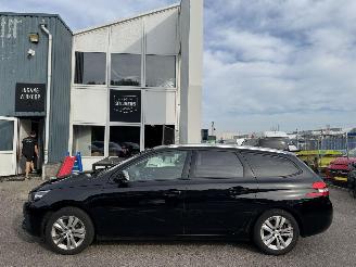 Damaged car Peugeot 308 1.2 PureTech Blue Lease Executive 2018/7
