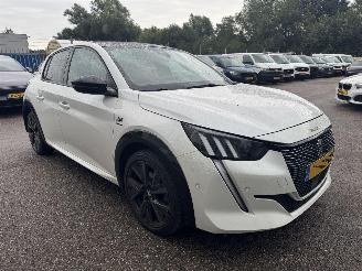 krockskadad bil auto Peugeot 208 1.2 PureTech GT Pack 2022/1