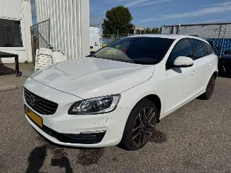 Vaurioauto  passenger cars Volvo V-60 2.0 D4 Polar+ Dynamic 2017/9