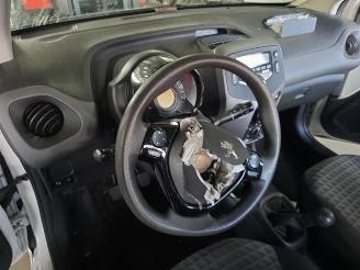 Peugeot 108 108, Hatchback, 2014 1.0 12V VVT-i picture 15