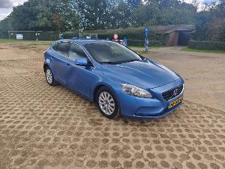 Damaged car Volvo V-40 2.0 diesel airco 2015/12
