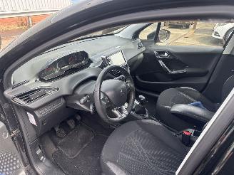 Peugeot 208 1.0 VTI picture 5