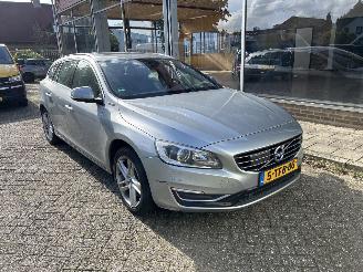 Schadeauto Volvo V-60 2.4 D6 AWD PLUG IN HYBRID SUMMUM 2013/12
