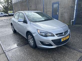 damaged passenger cars Opel Astra 1.4 TURBO BERLIN 2013/1