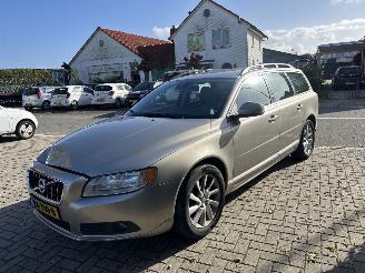 uszkodzony samochody osobowe Volvo V-70 2.0 D3 SUMMUM 2011/11