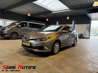 Vaurioauto  passenger cars Toyota Auris 1.8 Hybrid Executive NAP! 2015/12