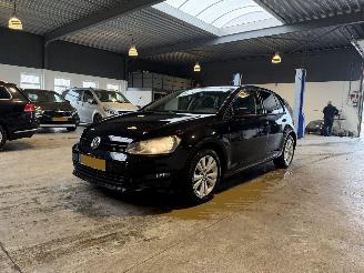 Vaurioauto  passenger cars Volkswagen Golf 1.2 TSI Highline 2013/1