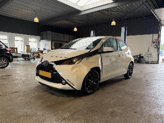 Schadeauto Toyota Aygo 1.0 VVT-i x-play NAP! 2016/11