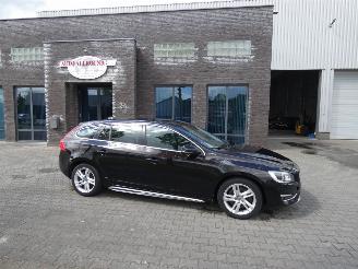 Vaurioauto  passenger cars Volvo V-60 PLUG IN HYBRID 2.4 D6 AWD Pl.i Sum. 2014/2
