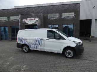 krockskadad bil bedrijf Mercedes Vito 114 CDI Lang automaat 2021/10