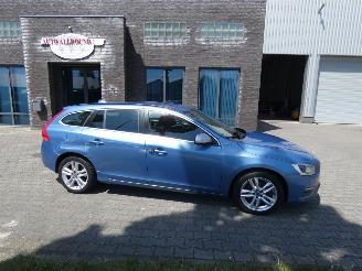 Schadeauto Volvo V-60 D6 Twin Engine R-Design 2015/9