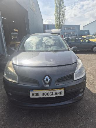 Coche siniestrado Renault Clio III (BR/CR) Hatchback 1.4 16V (K4J-780) [72kW] 5-BAK 2006/1