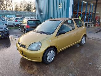 Vaurioauto  passenger cars Toyota Yaris Yaris (P1) Hatchback 1.0 16V VVT-i (1SZFE) [50kW] 2000/9