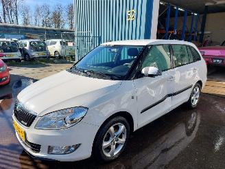 Vaurioauto  passenger cars Skoda Fabia Fabia II Combi Combi 5-drs 1.2 TDI 12V 2011/10