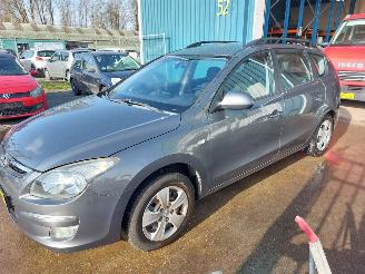 damaged passenger cars Hyundai I-30 i30 Crosswagon (WWH) Combi 1.6 CVVT 16V 2010/3