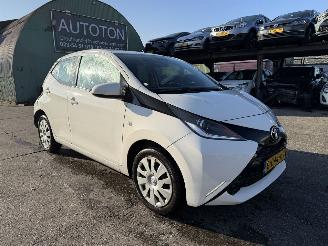 Schadeauto Toyota Aygo 1.0 VVT-I 51KW Airco Led X-Play 5-Drs 2018/2