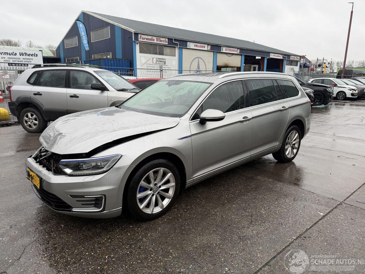 Volkswagen Passat 1.4 GTE 115KW DSG Pano Clima Navi Led Connected Plus Series