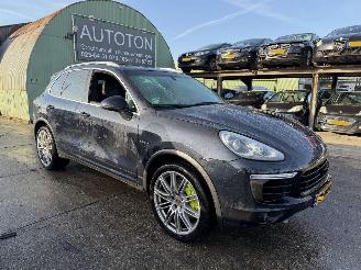 krockskadad bil auto Porsche Cayenne 3.0 S 245KW E-Hybrid Autom. Pano Clima Navi Led NAP 2015/12