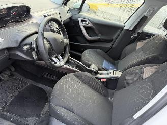Peugeot 2008 1.2 60KW Automaat Clima Led Active NAP picture 7