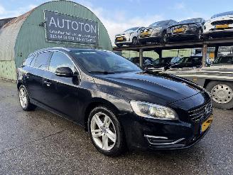 Unfallwagen Volvo V-60 2.4 D6 AWD PHEV Autom. Clima Navi Schuifdak Summum Camera 2013/12
