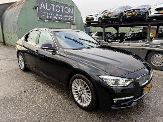 krockskadad bil auto BMW 3-serie 320i 135KW Autom. Clima Navi Led Xenon Luxury Edition NAP 2018/9