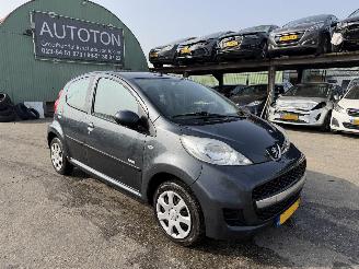 Vaurioauto  passenger cars Peugeot 107 1.0-12V 50KW Airco 5-Drs Millesim NAP 2011/2