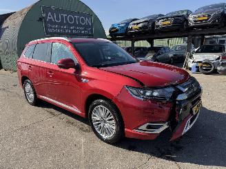 Vaurioauto  passenger cars Mitsubishi Outlander 2.4 PHEV 99KW Clima Navi Schuifdak IntenseNAP 2019/1
