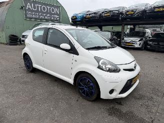 Schadeauto Toyota Aygo 1.0-12V 50KW Airco 5-Deurs Cool NAP 2011/7