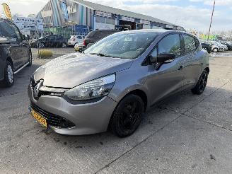 krockskadad bil auto Renault Clio 0.9 TCE 66KW Airco Led 5-Deurs 2014/2