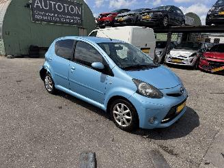 skadebil auto Toyota Aygo 1.0 VVT-I 50KW Airco Led 5-Drs Dynamic Orange 5-Drs NAP 2013/7