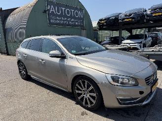 Avarii autoturisme Volvo V-60 2.4 D6 AWD 158W PHEV Schuifdak Clima Navi Leer Camera Summum NAP 2013/12