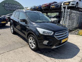 Vaurioauto  passenger cars Ford Kuga 1.5 Ecoboost 88KW Clima Navi Titanium NAP 2018/6