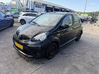 krockskadad bil auto Toyota Aygo 1.0 VVT-I 50KW Airco 5-Deurs Now NAP 2013/9