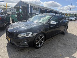 Schadeauto Volvo V-60 2.4 D6 Twin Engine 162KW Autom. Schuifdak Clima Navi Camera Led R-Design NAP 2015/12
