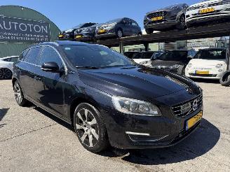 damaged passenger cars Volvo V-60 2.4 D6 PHEV 158KW AWD R-Design Clima Navi Schuifdak 2014/7
