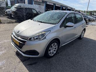 Schadeauto Peugeot 208 1.2 60KW Active Navi Airco 5-Drs 2016/5