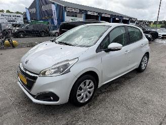 damaged passenger cars Peugeot 208 1.2 60KW Blue Lion Navi Airco Led 5-Drs 2018/1